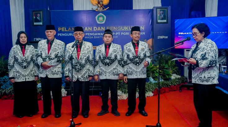 Ketua Umum PB PGRI Lantik Pengurus dan Pengawas PPLP-PT PGRI Pacitan Masa Bakti 2026-2031